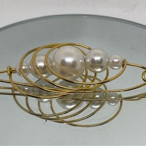 Elegant Gold and Pearl Women's Jewelry
